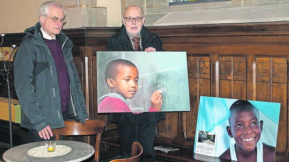 Freuen sich über die Portraits in der Hauptkirche: Pfarrer Christian Sandner (links) und Eckhard Goldberg.