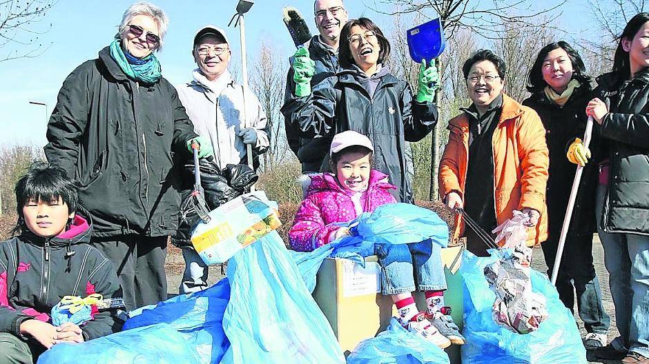Die Japanische Community in Meerbusch gehört zu den fleißigsten Helfern beim Saubermonat. Bevorzugter Einsatzort der Gruppe ist der Park-und-Ride-Platz Haus Meer. Für alle Stadtteile werden noch Helfer gesucht.