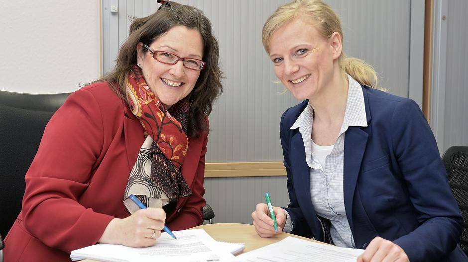  Die IHK-Matcherinnen Michaela Uelkes und Viola Ernst bringen Jugendliche und Ausbildungsbetriebe passgenau zusammen. 