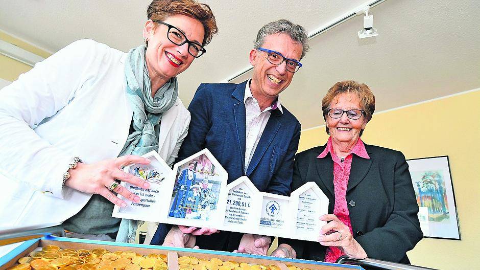  Als kleines Dankeschön für die „saagenhafte“ Spendensumme überreichte Heidrun Eßer (r.) dem Prinzenpaar Janie und Peter Homann ein kleines Andenken an ihre Session — inklusive einem Berg „Goldmünzen“. 