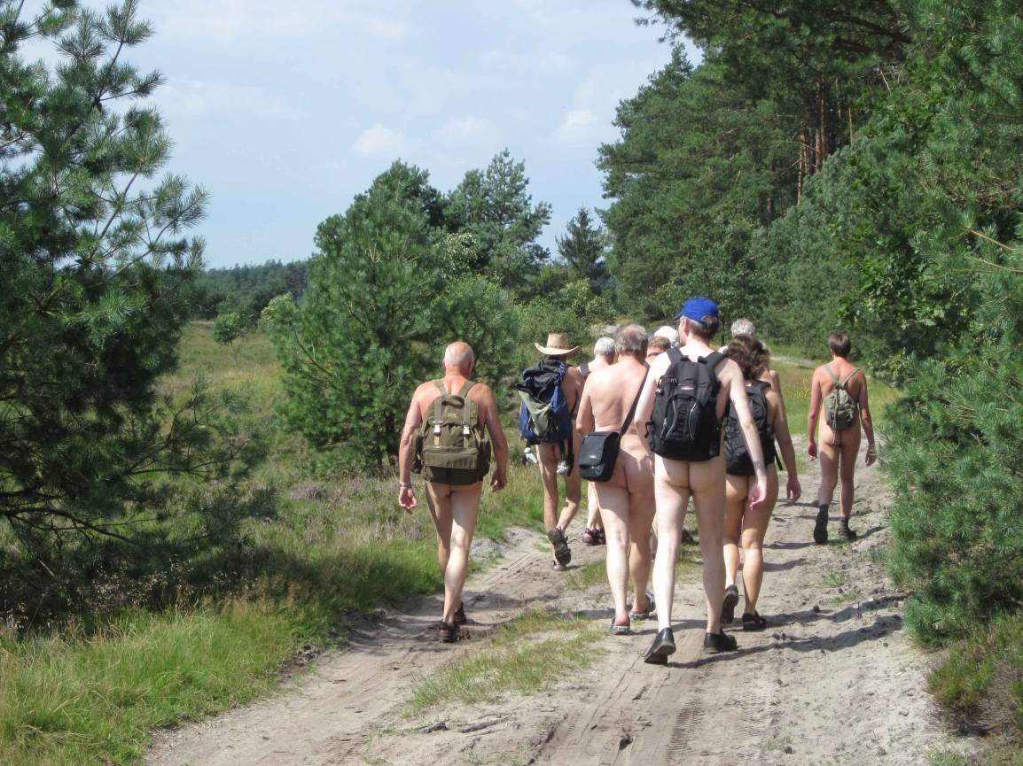  Seit 2012 gibt es den Naturistenweg Undeloh in der Lüneburger Heide, der im Sommer von einer Vielzahl von Anhängern der Freikörperkultur für Wanderungen genutzt wird.  