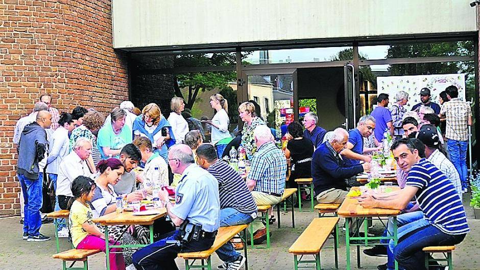  Gemeinsam feiern überwindet Fremdheit: Das vielfältige Buffet bot abwechslungsreichen Gaumenschmaus der verschiedenen Kulturen. 