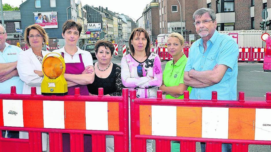  Sie finden, dass die Interessen der Geschäftsleute nicht genug berücksichtigt werden: Ulrich Deußen vom Sanitätshaus Gerads, Andrea Prochaska von der Sonnenapotheke, Sonja Waaga von der Fleischerei Casteel, Margarethe Dopiralla von der Lotto/Toto-Annahmestelle, Ärztin Christine Jochmann, Tierärztin Dr. Susanne Piliar und Bernd Sobick von der Firma BS Netzwerksysteme (v.l.). 