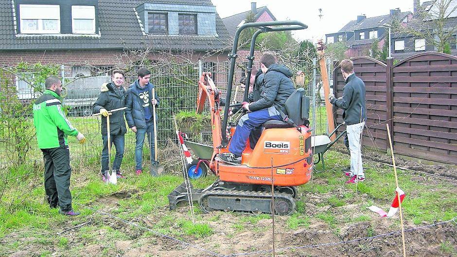 Die Schüler des Projektkurses machten sich nach dem ersten Spatenstich direkt weiter an die Arbeit, um den Schulteich bald bestaunen zu können.