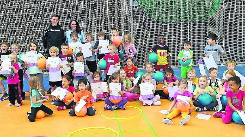 Glücklich hielten die Kinder ihr Kinderbewegungsabzeichen in den Händen.