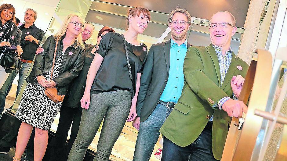 Oberbürgermeister Hans Wilhelm Reiners (r.) eröffnete das Projekt „Schauzeit“, indem er symbolisch die Tür zu einem der Ladenlokale aufschloss. Ihm über die Schulter sah dabei Markus Offermann (2.v.r.), Quartiersmanager und Initiator der Aktion.