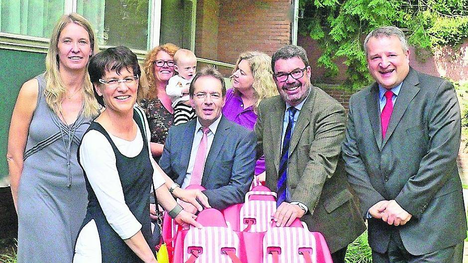  Das rote „6-fach-Mobil“ der LENA-Gruppe ermöglicht Spaziergänge in die nähere Umgebung. Die Verantwortlichen der Kliniken Maria Hilf und es Fachbereichs Kinder, Jugend und Familie sowie zwei der betreuten Kinder haben ihn schon einmal begeistert in Augenschein genommen. 