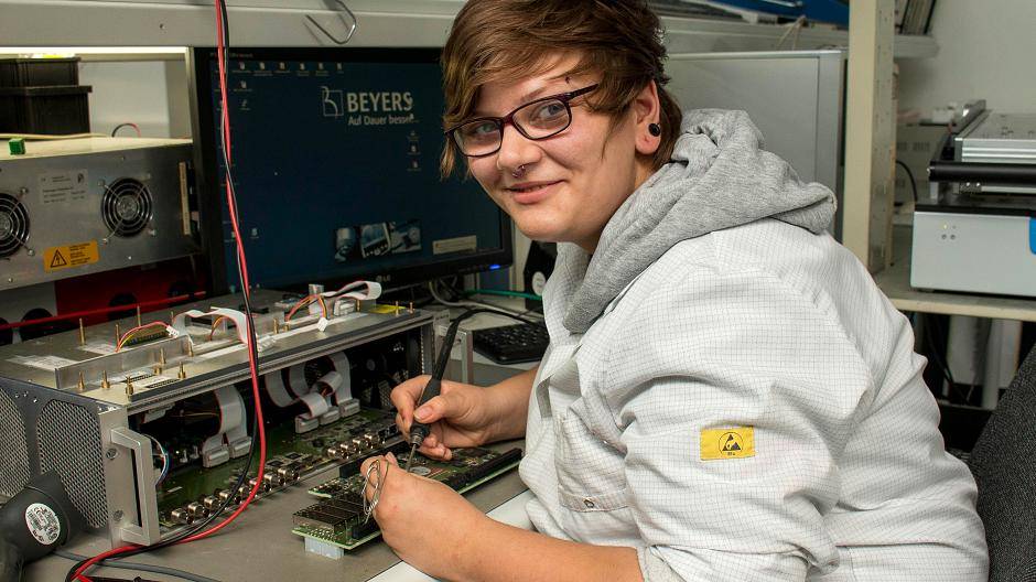  Sandra Coraj hat über das zdi-Zentrum Mönchengladbach einen Ausbildungsplatz mit dualem Studium bekommen. 