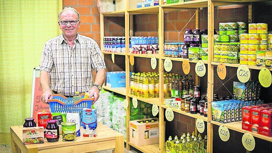 Ehrenamtler Peter Nicolai vor einer kleinen Auswahl des Johanneslädchen-Sortiments.