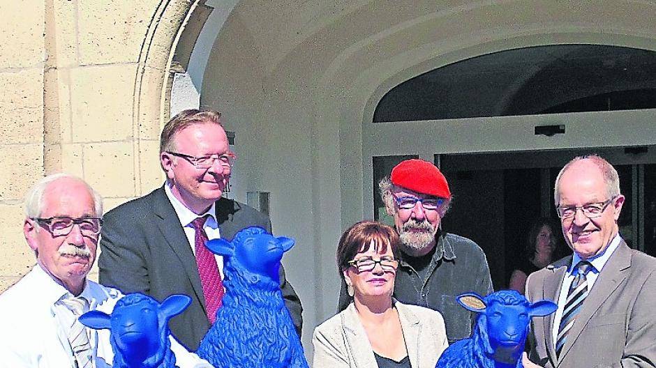  Drei Plastiktiere der blauen Herde verbleiben in Mönchengladbach. Das Künstlerpaar Bertamaria Reetz und Rainer Bonk (Mitte) übergab je ein Blaues Schaf an (von links) Prof. Sabin, Herzpark-Geschäftsführer Pfeifer und Oberbürgermeister Reiners.  
