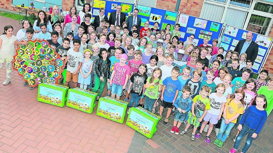 Glückliche Gewinner der Bienenkoffer in der Katholischen Grundschule Venn.