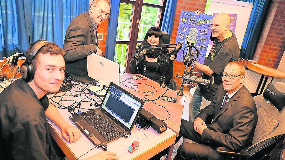 Sie wollen das Jugendradio Mönchengladbach weiter ausbauen (v.l.): Pascal, Dr. Thomas Hoeps (Leiter Städtisches Kulturbüro), Charlene, Thomas Bruchhausen (Leiter Exlex) und Sparkassen-Sprecher Bernd Ormanns.