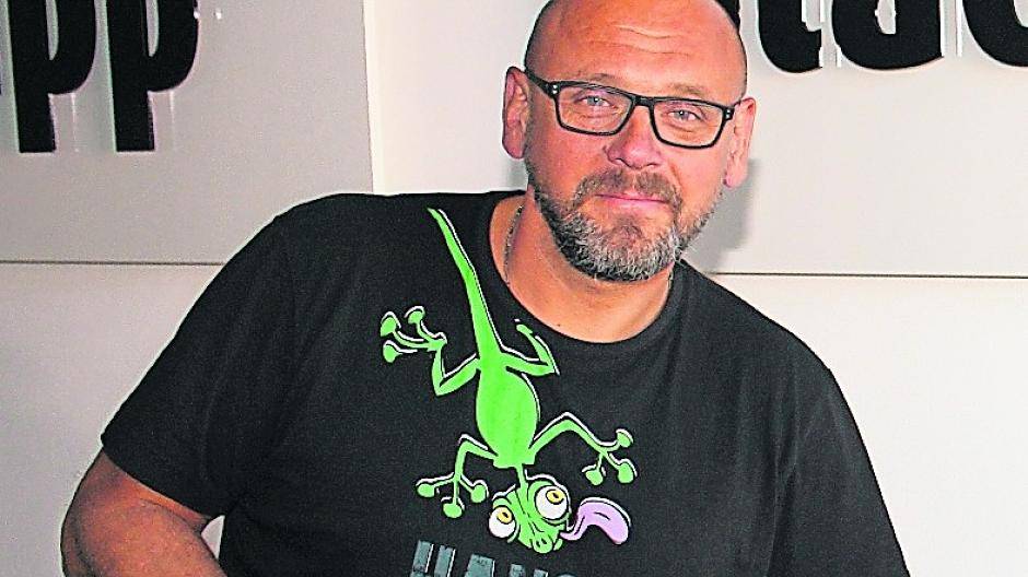 Frank Reintjes mit dem ersten Exemplar seines Buches „Die Abenteuer von Julius und den Pog Pogs“.