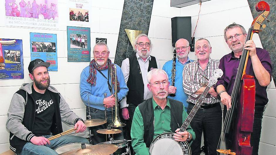 Die Musiker der „Redhouse-Jazzband“ um Bandleader Peter Lau (r.).