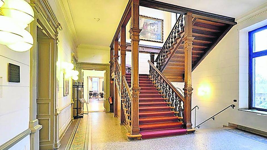  Das Treppenhaus im ersten Stock ist Ausgangspunkt des Rundgangs. 