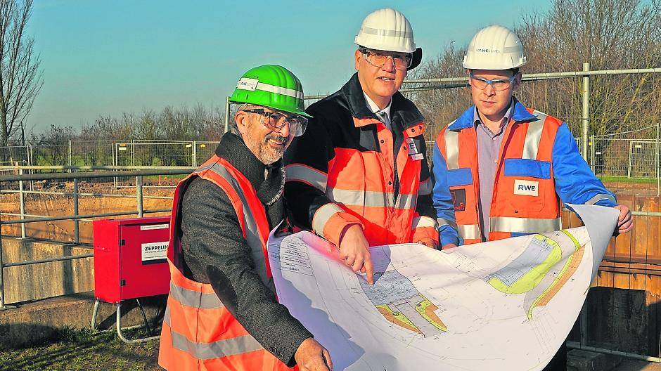 Lutz Kunde, Leiter des Tagebaus Garzweiler, Martin Pöss, Leiter Wasserversorgungs-Planung, und Karl-Heinz Neumann, Betriebsleitung Wasserversorgung, (v.l.) mit den Bauplänen.