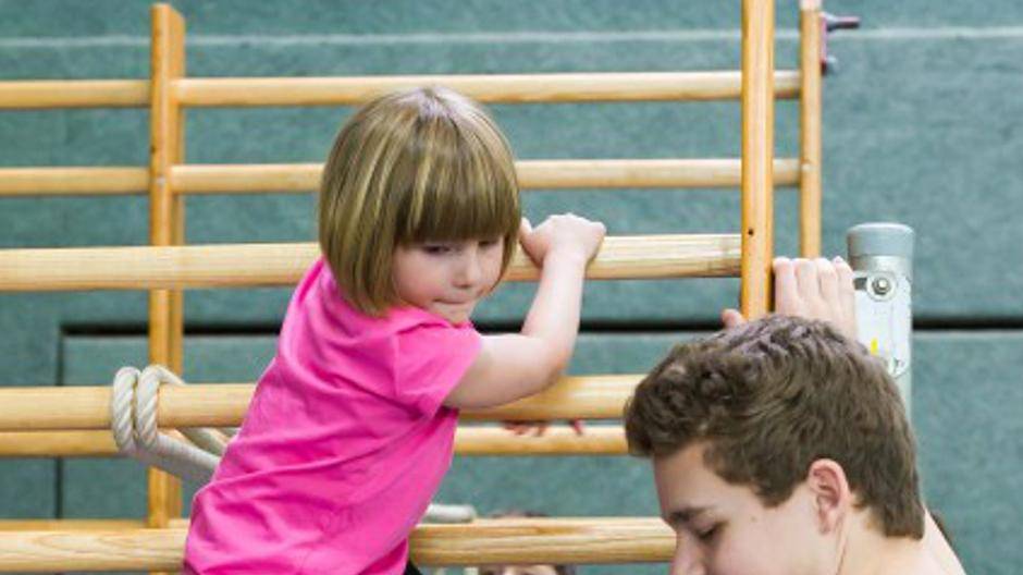 Diese junge Sportlerin wagt eine Rutschpartie. Die Familienfeste des Kreissportbunds nutzen die kindliche Phantasie, um den Nachwuchs zur Bewegung zu ermuntern.