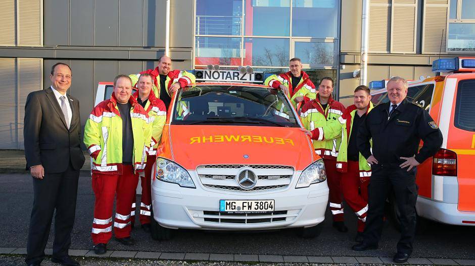 Beigeordneter Hans-Jürgen Schnaß (l.) und Feuerwehrchef Jörg Lampe (r.) gratulierten den sechs Notfallsanitätern der Feuerwehr Mönchengladbach: Marcel Bohnen, Doninik Fengler, Dirk Gillessen, Jörg Schubert, Simon Topüth und Sebastian Willer.