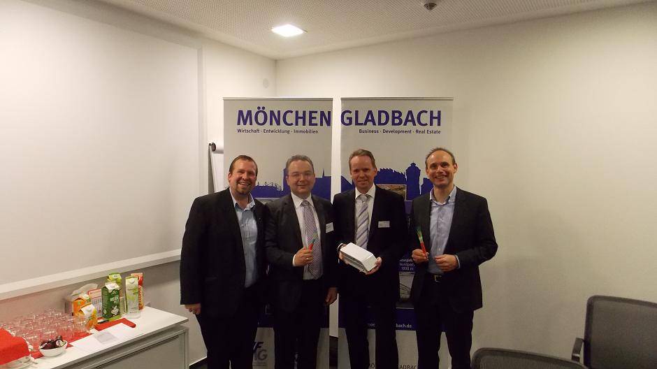 Deutsche Glasfaser und WFMG informierten jetzt rund 200 interessierte Unternehmer über die Möglichkeiten einer zukünftigen Breitbandversorgung in MG (von links): Thomas Plümacher (Deutsche Glasfaser), Rafael Lendzion (WFMG), Marcus Klein (Deutsche Glasfaser) und Gastgeber der Infoveranstaltung Steffen Grotemeyer (Elopak EQS GmbH).