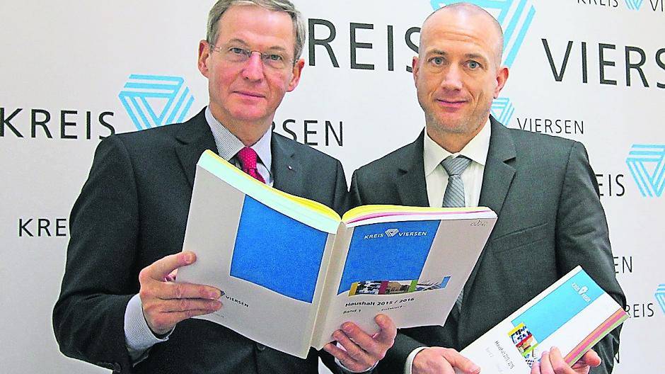 1.200 Seiten und zusammen 3,5 Kilo schwer sind die beiden Ausgaben des Doppelhaushalts des Kreises Viersen für die Jahre 2015 und 2016. Landrat Peter Ottmann (l.) und Kreis-Kämmerer Thomas Heil sagen: „Der Haushalt ist geprägt von Sparsamkeit und Augenmaß.“