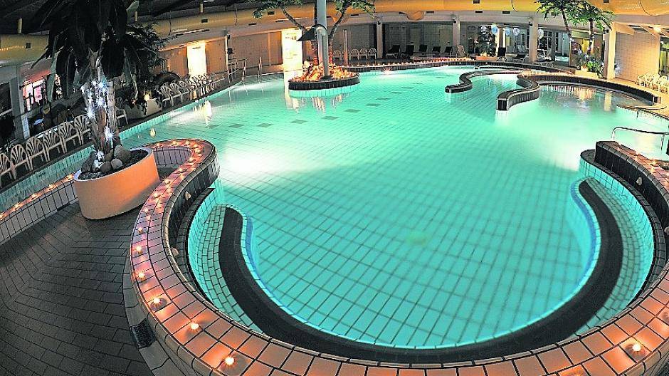  Kerzen sorgen für eine romantische Illumination des Bades bei den „Stunden der Entspannung“. 