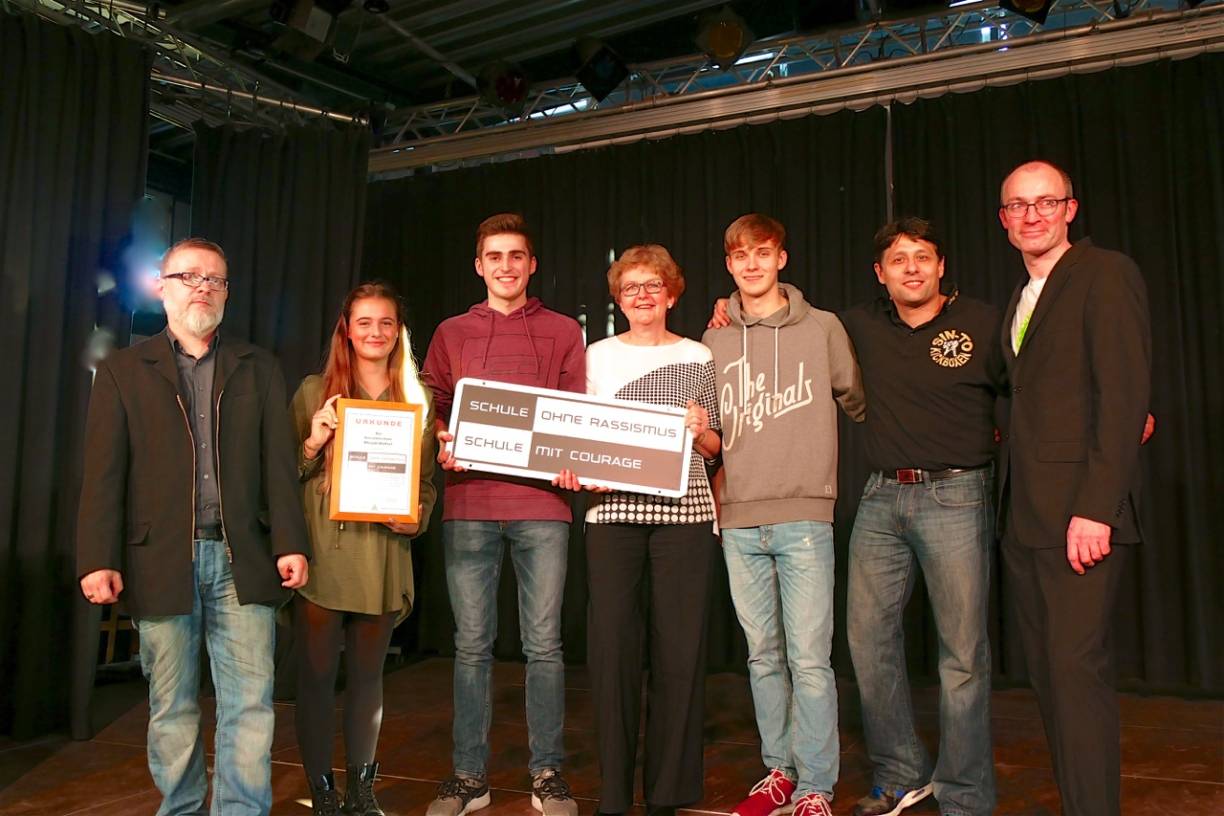  Die Gesamtschule Rheydt-Mülfort mit Schulleiterin Martina Gottlieb (Mitte) ist „Schule ohne Rassismus — Schule mit Courage“. 