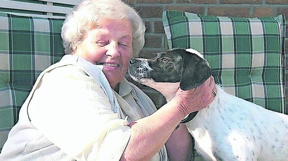 Viele Senioren pflegen zu ihren Haustieren eine innige Beziehung. Das Tier ist verlässlicher Ansprechpartner.