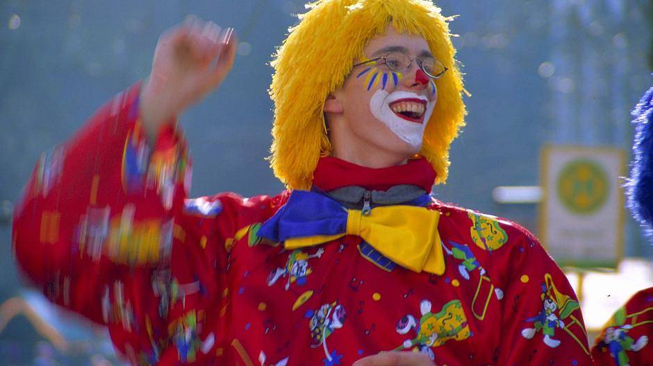  Ein Jeck feiert Karneval. Auch bei all der guten Laune sollten die Jugendschutzbestimmungen eingehalten werden. 