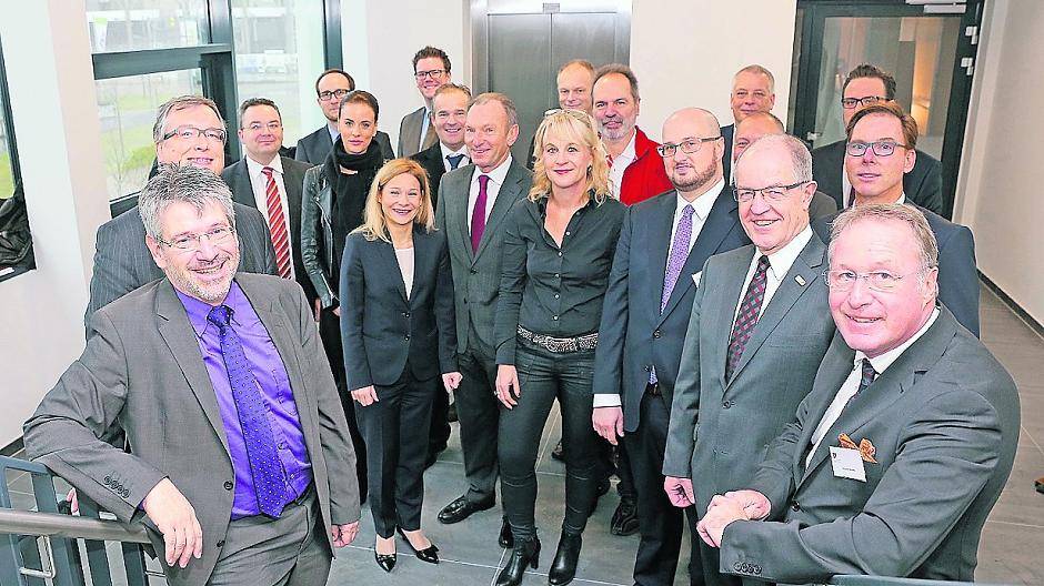 Projektentwickler Jochen Bücker (rechts), an seiner Seite OB Hans Wilhelm Reiners und WFMG-Geschäftsführer Dr. Ulrich Schückhaus (links), freuen sich mit den Vertretern der Mieter von MK 4 über die schnelle Auslastung des modernen Bürogebäudes im Nordpark.