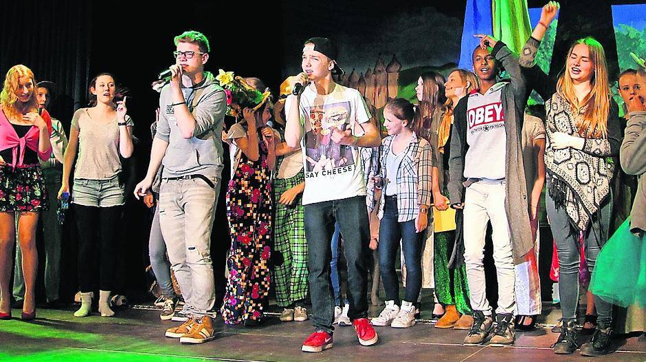  Chor und Solo-Sänger des Musicalprojektes „Der Zauberer von Wi“ singen Songs von Songs von Police über die Black Eyed Peas bis Jan Delay und Phil Collins. 