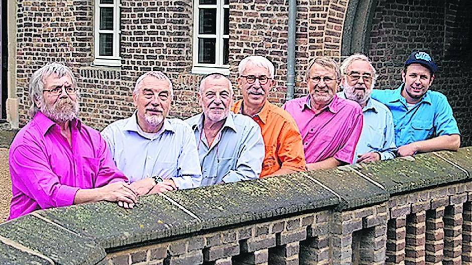 Redhouse Jazzband: Rolf Kannen, Trompete/Flügelhorn, Reinhold Wagner, Posaune/Gesang, Klaus Geilen, Klarinette/Gesang, Henrik Lau, Kontrabass, Joos Riksen, Banjo, und Winfried Daniels, Piano.