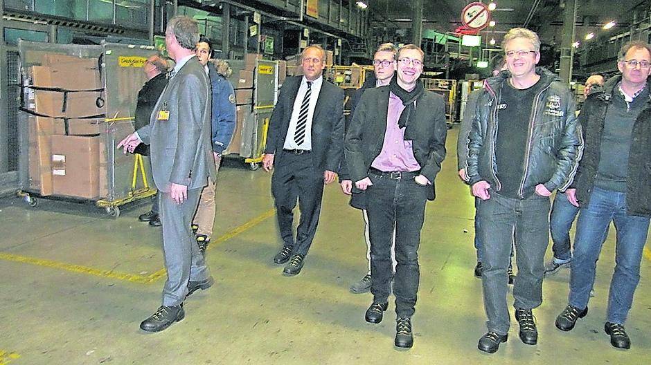 Die Mittelstands- und Wirtschaftsvereinigung (MIT) der CDU Willich informierte sich im DHL-Frachtzentrum in Krefeld Forstwald über das Thema Logistik im Paketbereich.