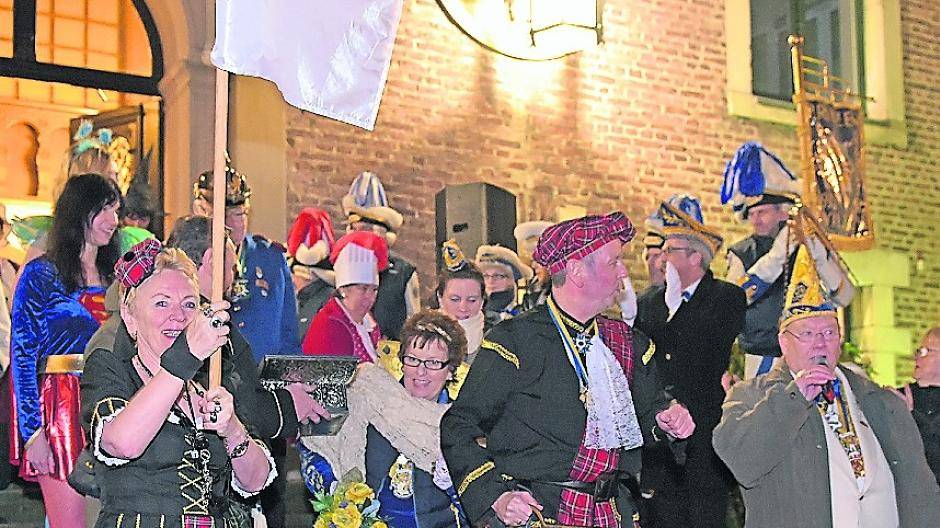 Im Rathaus herrschen geizige Schotten. Dem Sturm der Narren konnten sie aber nicht trotzen. Beigeordnete Martina Stall schwenkt die weiße Fahne.