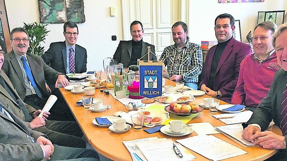  Fröhliche Runde im Dienstzimmer von Bürgermeister Josef Heyes. Vertrter der Willicher Landwirte trafen sich zum Meinungsaustausch mit dem Bürgermeister und dem Landtagsabgeordneten (CDU) Dr. Stefan Berger. 