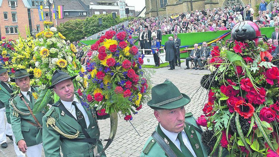 Schützenfeste — im Bild der Blumenkorso beim ASV-Schützenfest vor der Tribüne am Markt — gehören zum Willicher Stadtleben. Sie spiegeln Jahrhunderte altes Brauchtum wider, gerade auch am Niederrhein. Diese Tradition ist durch die neuen Sicherheitsauflagen (seit dem Loveparade-Unglück) gefährdet.