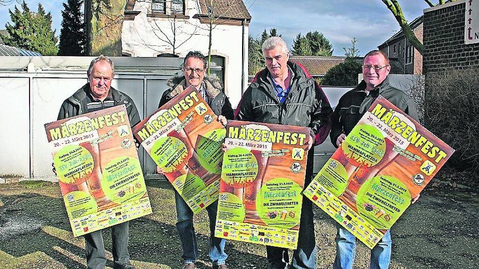  Die Plakate in den Händen der ASV-Schützen und Vorstandsmitglieder Wolfgang Dille, Klaus Stark, Siggi Gaubitz und Ulli Hötz (v.li.) kündigen es an: In Willich wird das erste Märzenfest gefeiert. 