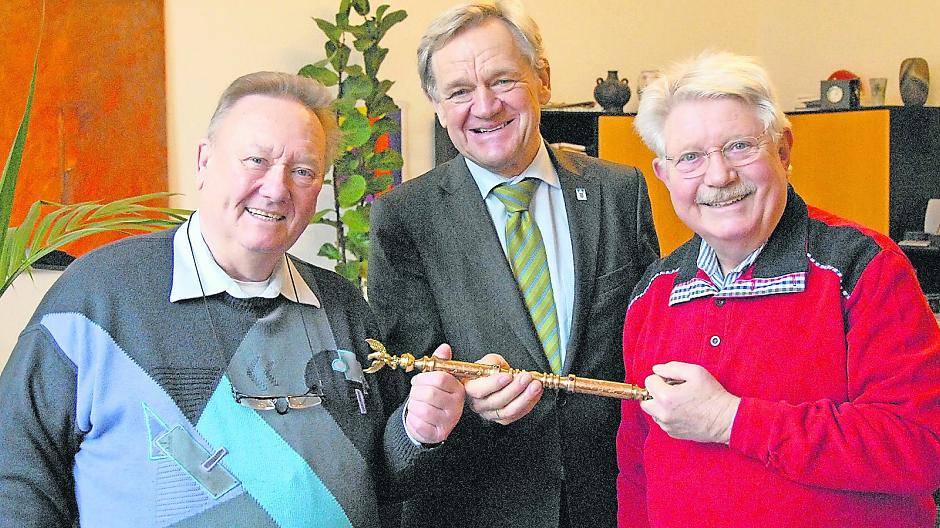 Gibt den Marschallsstab ab: Hans-Frieder Nöhles (rechts) überreichte den Führungsstab an seinen Nachfolger Hans Nielbock (links), der nun Vorsitzender beim Festausschuss Willicher Karneval ist. Bürgermeister Josef Heyes (Mitte) versprach, sich weiterhin für das Winterbrauchtum Karneval einzusetzen.