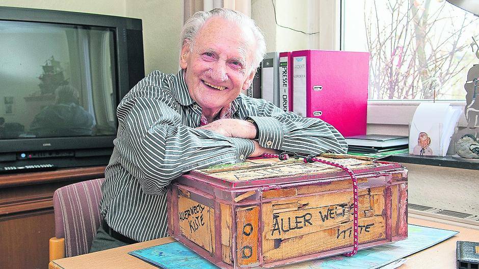 Wilhelm Otto hat seine „Allerweltskiste“ mit Gedichten und Geschichten bereits gepackt. In diesem Jahr wird er gemeinsam mit dem Willicher Pianisten und Chorleiter Frank Scholzen insgesamt 30 Seniorenheime in der näheren Umgebung besuchen.