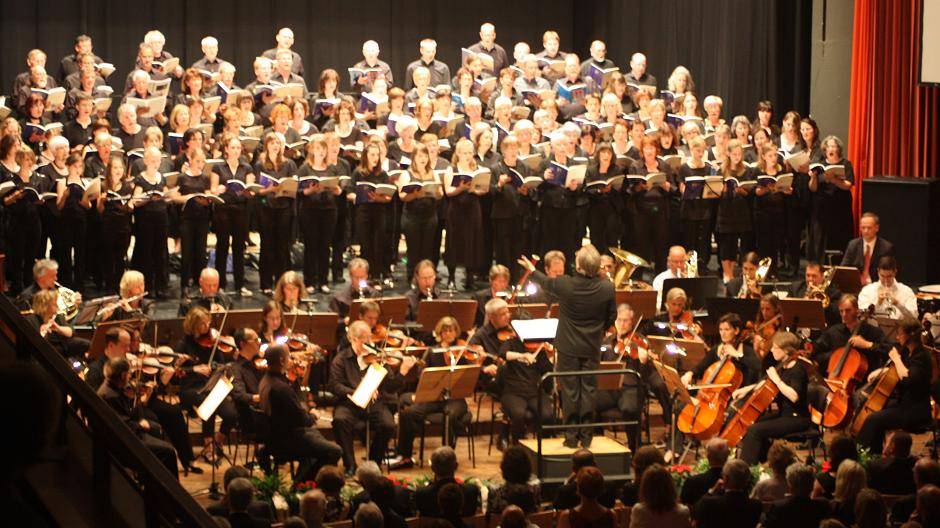  Imposantes Bühnenbild: Musiker mit unterschiedlichen musikalischen Wurzeln Chor und Orchester treten beim Europakonzert des Kreises Viersen gemeinsam auf. 