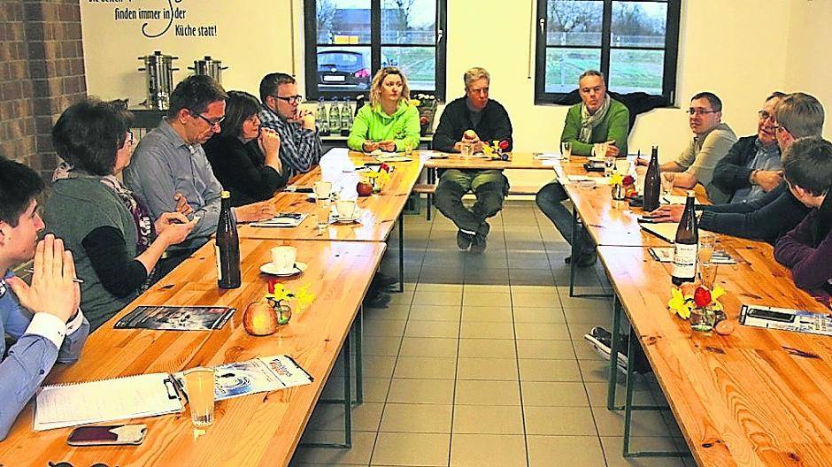  Mitglieder der CDU-Mittelstandsvereinigung informierten sich auf dem Obsthof Mertens darüber, was Landwirte vom Mindestlohn und anderen Gesetzesauflagen halten. 