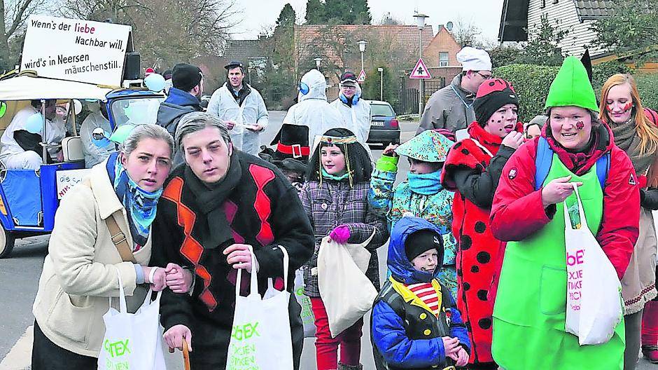 Nachbarschaften, Kegel- und Sportvereine sowie Jugendgruppen aus Neersen schließen sich gerne unter einem Motto zusammen, um bei dem Rosenmontagszug mitzulaufen. Viele Karnevalisten aus ganz Willich machen aber auch einfach spontan mit.