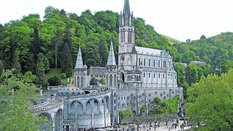 Die Mariä-Empfängnis-Basilika und die Rosenkranz-Basilika (im Vordergrund) am Fluss Gave de Pau in Lourdes.