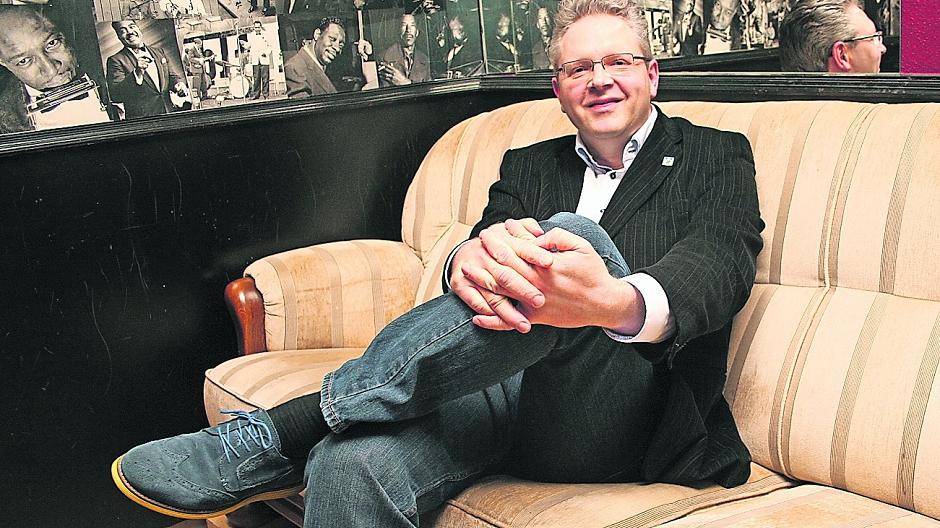  Hat schon mal auf einem Sofa im „Jake“ Platz genommen: Michael Schmitz, neuer CDA-Vorsitzender. In dem Szene-Lokal könnte er sich die Neuauflage der Diskussion auf dem „Roten Sofa“ vorstellen. 