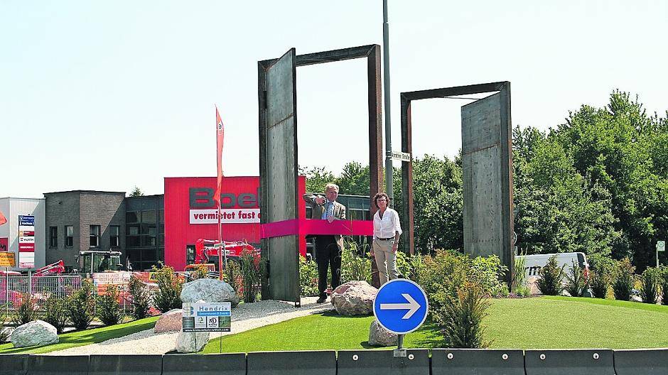  Am Freitag wurde er offiziell eröffnet, der Kreis der Begegnung. Das rote Band durchschnitt Bürgermeister Josef Heyes zusammen mit Initiatorin Betty Hendrix. 