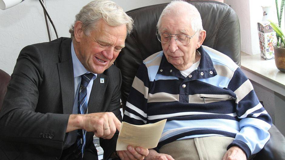 Bürgermeister Josef Heyes im Gespräch mit Manfred Möller bei seinem Geburtstagsempfang am vergangenen Mittwoch.