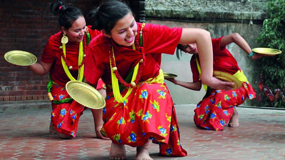  Tänzerinnen der Gruppe „Maiti Nepal“ beim traditionellen Tellertanz. Die Gruppe kommt im Rahmen der KinderKulturKarawane nach Viersen. 