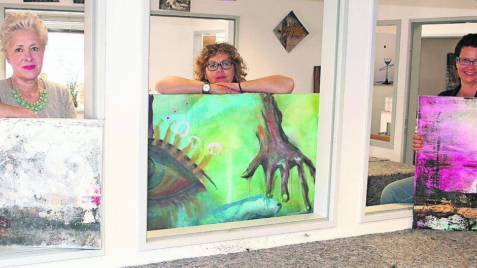  Die Künstlerinnen Sigird Spee, Astrid Puttins und Sabine Kowsari (von links) präsentieren je eine ihrer Arbeiten. 