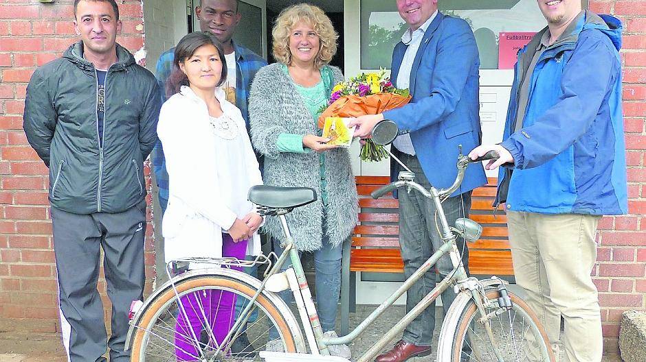  Bei der Übergabe von links: Jemal Saroiani, Medina Kyddyrbekova, Sulaimon King, Jutta van Amern, Guido Görtz und Marcel Gellißen. 