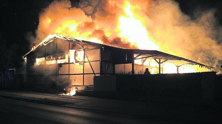 Die 50 x 50 Meter große Lagerhalle aus den 50er Jahren brannte in Schiefbahn völlig nieder. Die Polizei ermittelt noch wegen der Brandursache.