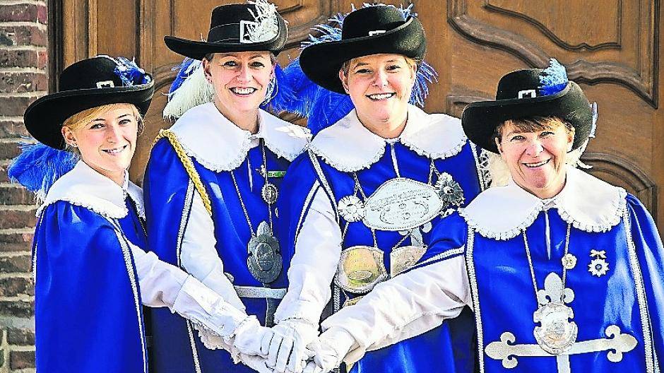  Musketier und Monarchin nebst Gefolge: Königin Simone I. Lier mit Ministerinnen Bianca „Bibi“ Dix, Susanne „Susi“ Berger und Königsoffizier Jenni Kruthoff. 